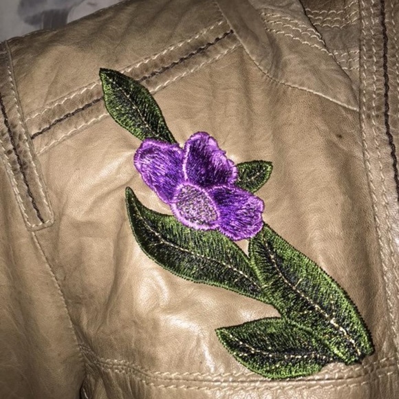 UPCYCLED NEW LEATHER JACKET~FLORAL APPLIQUES~US 6 - Picture 7 of 7